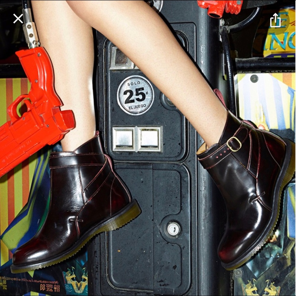 💥Host Pick💥Dr. Martens Theresa Boots w/ Buckle 9
